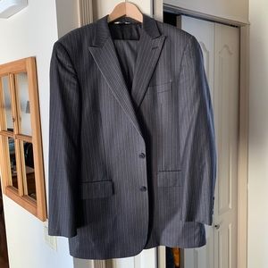 Men’s 2 piece wool pin stripe suit. 42L